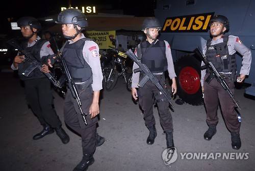 인도네시아 경찰들 <<EPA=연합뉴스 자료사진>>