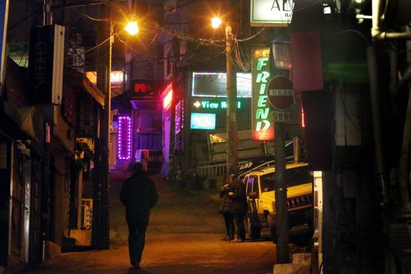 기자가 들른 ‘게이 휴게텔’에서 성매매를 찾아볼 수는 없었다. 쾌락을 추구하는 방식이 낯설고 무척 노골적일 뿐. 성인들의 합의된 성관계를 무조건 ‘음란 행위’로 치부하는 게 옳을까. 22일 동성애 업소가 밀집한 서울 용산구 이태원동의 거리. 주말 밤이 되면 이곳의 거리는 붉은색의 옷을 입는다. 강재훈 선임기자 khan@hani.co.kr