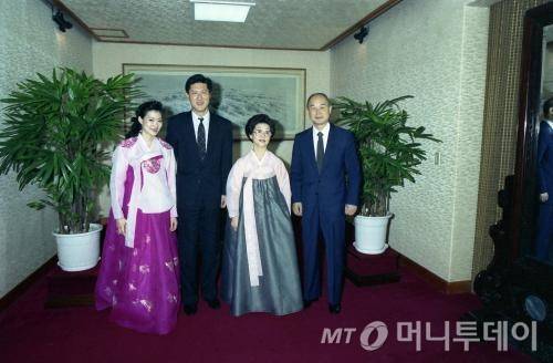 노태우 전 대통령 아들 노재헌씨(왼쪽 두 번째)와 신정화씨(맨 왼쪽) 부부가 결혼식 직후인 1990년 6월24일 강영훈 국무총리(맨 오른쪽) 부부에게 인사하기 위해 총리공관을 방문했다./사진제공=한국정책방송원