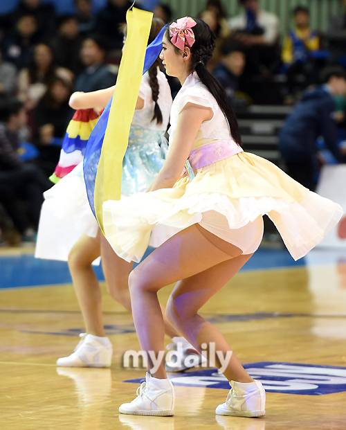 ▲치어리더 '한복입고 춤추다가 그만...'