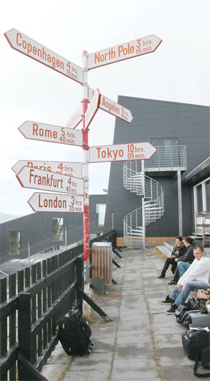 그린란드를 찾은 여행객을 위해 다양한 도시의 이정표가 붙어 있다. 그린란드에서 각 도시까지의 거리가 명기된 게 이채롭다.
