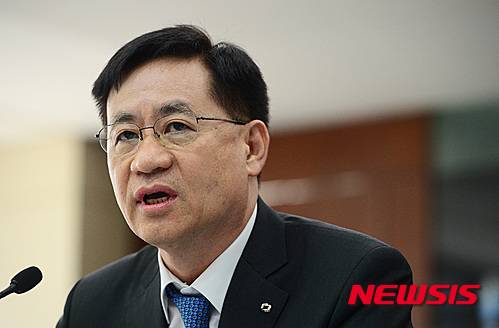 【서울=뉴시스】김진아 기자 = 홍기택 KDB산업은행 회장이 21일 오전 서울 여의도 한국산업은행에서 열린 정무위원회의 한국산업은행·중소기업은행·예금보험공사 국정감사에서 의원의 질문에 답하고 있다 2015.09.21.   bluesoda@newsis.com