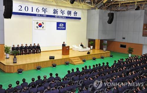현대차 울산공장 시무식      (울산=연합뉴스) 장영은 기자 = 현대자동차 울산공장은 5일 문화회관 체육관에서 윤여철 부회장을 비롯해 임직원 2천여명이 참석한 가운데 2016년 시무식을 열었다. 윤 부회장은 신년사에서 "올해 세계 경제는 중국의 경기 둔화와 저유가, 미국 금리 인상에 따른 신흥 시장의 불안 등으로 저성장이 지속될 것으로 예상된다" "이 같은 대외환경에서 미래 경쟁력 확보를 위해 연구개발(R&D) 투자를 대폭 확대해 자동차 산업의 기술 혁신을 주도해야 한다"고 강조했다.2016.1.5 << 현대차 >>     young@yna.co.kr