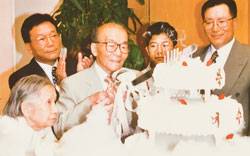 1998년 아버지 피천득 선생(가운데)의 미수(米壽, 88세)를 기념해 가족들이 한자리에 모였다.