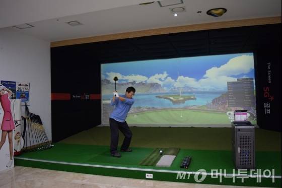 판교 SG골프 사옥에서 연습 중인 이의범 SG그룹 회장/사진제공=SG그룹
