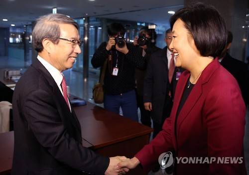 정운찬-박영선 악수 (서울=연합뉴스) 전수영 기자 = 정운찬 전 국무총리와 더불어민주당 박영선 의원이 7일 오후 국회 의원회관에서 열린 동반성장연구소 포럼에서 인사하고 있다. 2016.1.7 swimer@yna.co.kr