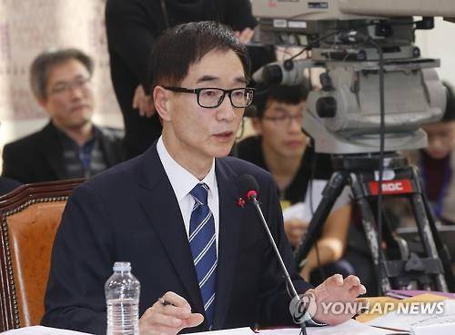 (서울=연합뉴스) 이상학 기자 = 이준식 사회부총리 겸 교육부 장관 후보자가 7일 오전 국회에서 열린 인사청문회에서 의원들의 질의에 답변하고 있다. 2016.1.7 leesh@yna.co.kr