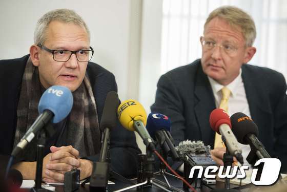 지난해 12월1일 IFZ 관계자들이 '나의 투쟁' 재출간을 발표하고 있다. © AFP=뉴스1