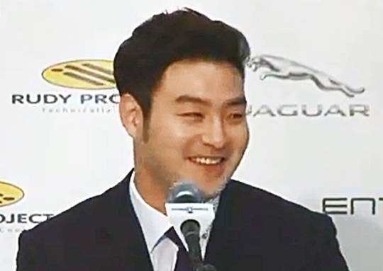 박병호가 국거박과 관련한 질문을 받은 순간의 표정. 고개를 돌리며 씩 웃고 담담하게 입장을 밝혔다. / SPOTV 기자회견 영상 화면촬영