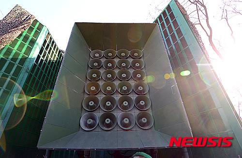 【중부전선=뉴시스】임태훈 기자 = 군 당국이 북한의 4차 핵실험에 대응하기 위해 지난 해 '8.25 합의' 이후 5개월간 중단했던 대북확성기 방송을 8일 정오에 전면재개했다.    이번 대북확성기 방송은 남한의 발전상과 북한의 실상, 김정은 체제에 대한 비판 메시지를 담았으며, 최전방 부대 11곳에 설치 된 확성기는 출력을 최대로 높일 시 야간에 약 24km, 주간에는 10여㎞ 떨어진 곳에서도 방송 내용을 정확하게 들을 수 있다. 사진은 이날 오전 경기 중부전선에 위치한 대북확성기 모습. 2016.01.08   taehoonlim@newsis.com