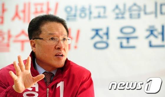 정운천 새누리당 20대 총선 전주 완산 을 후보가 5일 오후 전북 전주시 효자동에 위치한 선거사무실에서 인터뷰를 갖고 있다.2016.1.5/뉴스1 © News1 김대웅 기자