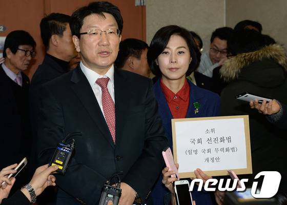 권성동 새누리당 전략기획본부장이 11일 서울 여의도 국회 정론관에서 국회선진화법 개정안 관련 기자회견을 마친 뒤 기자들의 질의에 답하고 있다. 오른쪽 신의진 대변인. 2016.1.11/뉴스1 © News1 허경 기자