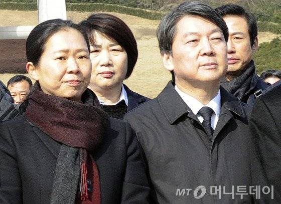 '국민의당'안철수, 권은희 의원 등이 11일 오전 광주 북구 운정동 국립 5·18민주묘지에서 참배한 뒤 이동하고 있다. 2016.1.11/뉴스1