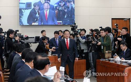 유일호 인사청문회     (서울=연합뉴스) 전수영 기자 = 유일호 경제부총리 겸 기획재정부 장관 후보자가 11일 오전 국회 기획재정위원회 인사청문회에서 선서문을 정희수 위원장에게 제출한뒤 자리로 향하고 있다.