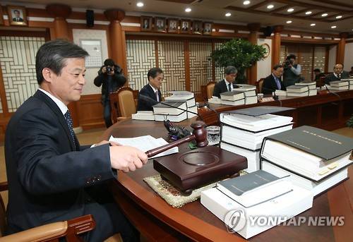 (과천=연합뉴스) 김주성 기자 = 이인복 중앙선거관리위원장이 11일 오후 과천 중앙선거관리위원회에서 4·13 총선 '선거구 실종' 장기화 사태에 따른 대책을 논의하기 위한 2016년 첫 전체회의를 주재하고 있다.