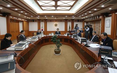 (과천=연합뉴스) 김주성 기자 = 이인복 중앙선거관리위원장이 11일 오후 과천 중앙선거관리위원회에서 4·13 총선 '선거구 실종' 장기화 사태에 따른 대책을 논의하기 위한 2016년 첫 전체회의를 주재하고 있다.