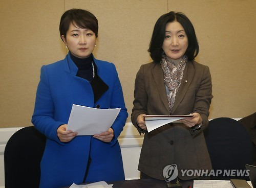 여야 원내지도부 회동 결과 브리핑 하는 원내대변인      (서울=연합뉴스) 하사헌 기자 = 4·13 총선 선거구획정 기준과 쟁점법안의 1월 임시국회 처리 협상을 위한 여야 원내재도부 회동이 11일 국회 귀빈식당에서 열렸다. 새누리당 문정림 원내대변인(오른쪽)과 더불어민주당 이언주 원내대변인이 회동 결과를 브리핑하고 있다.     leesh@yna.co.kr