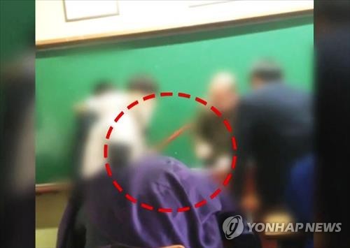 지난 1월 경기도의 한 고교에서 학생이 빗자루 등으로 기간제 교사를 폭행하는 모습. 당시 이 가해 학생은 구속됐다.[연합뉴스 자료사진]