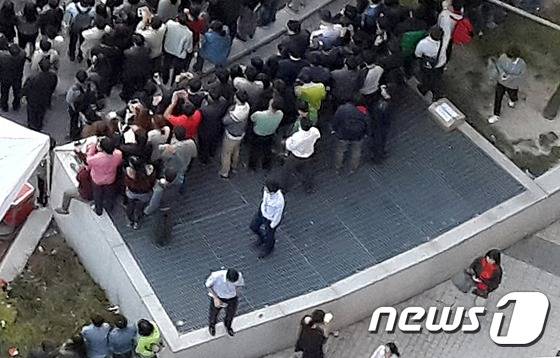 27명의 사상자를 낸 판교 환풍구 붕괴 추락사고의 원인을 제공한 행사 주최자와 환풍구 시공업자 9명에게 실형 등이 선고됐다.