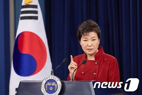 박근혜 대통령이 13일 오전 청와대 춘추관 브리핑룸에서 대국민 담화를 발표하고 있다. (청와대 제공) 2016.1.13/뉴스1 © News1 이광호 기자