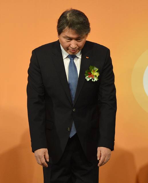 최태원 에스케이(SK)그룹 회장이 4일 서울 광진구 광장동 워커힐호텔에서 열린 그룹 신년회에서 인사를 하고 있다.  연합뉴스