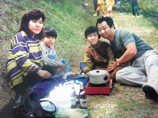 한동헌 대표 가족들은 계절마다 가족 여행을 떠났다. 초등시절 부모님, 남동생과 함께. 맨 오른쪽 아버지 옆이 한 대표.