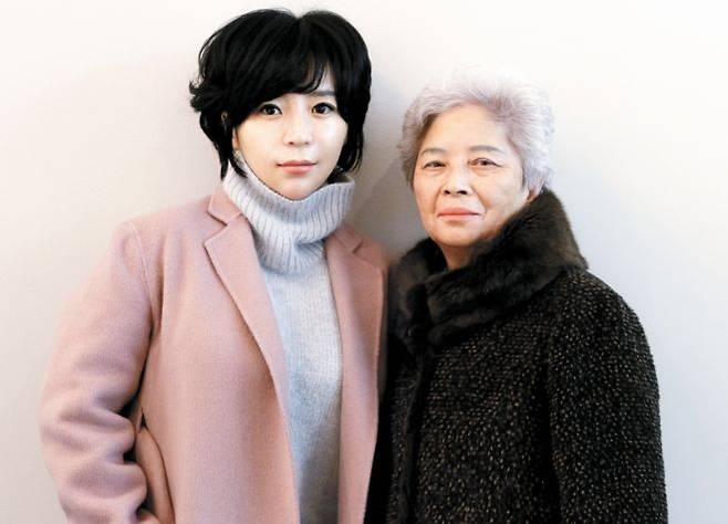 지난 8일 인천에 위치한 난닝구 스튜디오에서 모녀가 함께 찍은 사진. 왼쪽이 이정민 대표 오른쪽이 어머니 김인순(73)씨.