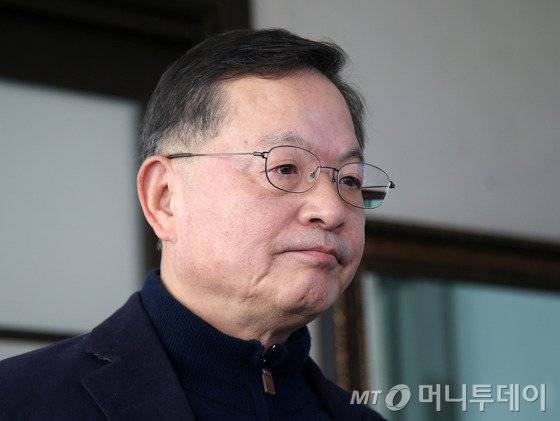 안대희 전 대법관이 13일 서울 용산구 자신의 사무실에서 기자회견 중 생각에 잠겨 있다. 사진=뉴스1.