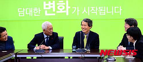 【서울=뉴시스】박영태 기자 = 안철수 의원이 주도하는 가칭 '국민의당' 창당준비위원회의 첫 기획조정회의에서 참석자들이 환하게 웃고 있다. 왼쪽부터 김영환 전략위원장, 김한길 상임부위원장, 한상진 위원장, 안철수 인재영입위원장, 박선숙 집행위원장. 2016.01.13.   since1999@newsis.com