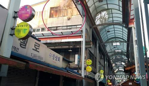 울산 중앙시장서 화재     (울산=연합뉴스) 13일 오전 7시 44분께 울산시 중구 중앙시장 내 4층짜리 건물 진흥상가에서 불이 났다. 소방당국은 10여분만에 진화했으며 인명피해 여부를 확인중이다.   <<울산소방본부 제공>>