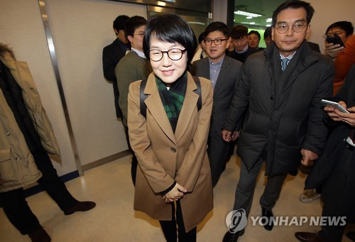 국민의당 방문한 박선숙 전 의원      (서울=연합뉴스) 김현태 기자 = 박선숙 전 의원이 13일 오전 서울 마포 국민의당을 방문하고 있다. 앞서 한상진 국민의당 창당준비위원회 위원장은 박 전 의원을 준비위원회 집행위원장으로 발표했다.