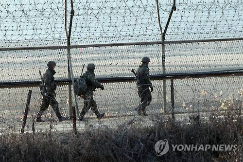 (파주=연합뉴스) 김승두 기자 = 서부전선 최전방 도라산 관측소(OP) 앞에 북한  무인기가 출현해 우리 군이 경고사격을 한 13일 경기도 파주시 접경지역에서 육군 장병이 철책을 점검하고 있다.  2016.1.13     kimsdoo@yna.co.kr