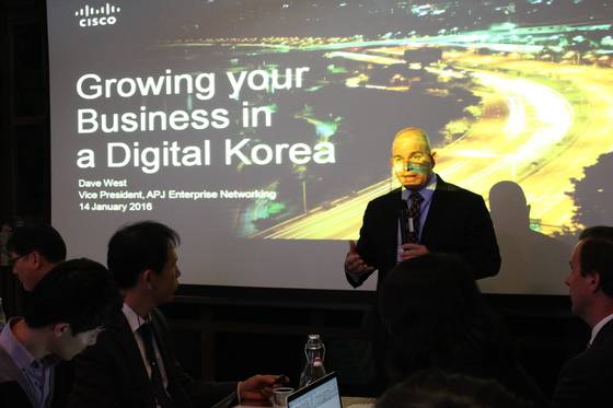 데이브 웨스트 시스코 아시아태평양 지역 최고기술책임자(CTO)가 14일 미디어와 애널리스트들을 대상으로 열린 신년회에서 발표하고 있다. (사진제공=시스코코리아) © News1