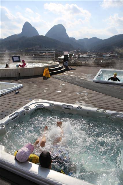 진안 홍삼스파의 옥상 노천탕. 마이산을 바라보며 노천욕을 즐길 수 있다. 사진 이병학 선임기자