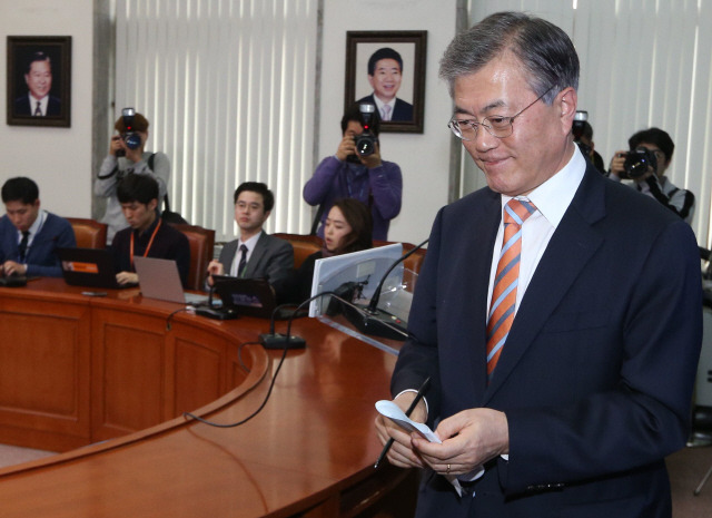 문재인 더불어민주당 대표가 14일 오후 국회에서 김종인 전 청와대 경제수석을 선거대책위 위원장으로 하는 선대위 체제 조기 출범을 발표한 뒤 회견장을 나서고 있다. 문 대표는 “통합에 도움이 되는 시점에 대표직을 내려놓을 수 있다”고 말했다.