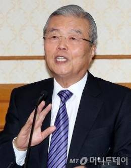 더불어민주당이 14일 지난 2012년 대선 당시 박근혜 대통령의 '경제멘토'로 활동한 경제민주화의 아이콘인 김종인(76) 전 의원을 조기선대위원장에 전격 영입했다.(뉴스1DB) 2016.1.14/사진=뉴스1