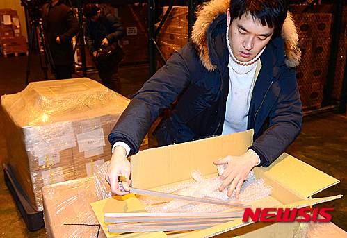 【서울=뉴시스】권현구 기자 = 14일 오전 서울 강서구 김포세관 화물청사에서 관계자가 압류된 텅스텐바를 보이고 있다.  김포세관은 저가의 중국산 텅스텐바 수입가격을 금시세보다 비싼 터무니 없는 가격으로 부풀려 국내 반입시키고 고수익을 미끼로 투자자를 끌어드려 50억원 상당을 해외로 빼돌린 국제무역사기조직을 검거했다. 2016.01.14.  stoweon@newsis.com