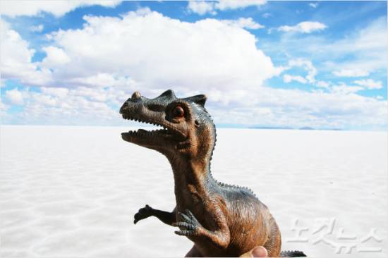 우유니 소금사막을 떠나기 전, 포즈 구상과 소품 준비는 필수다(사진=오지투어 제공)