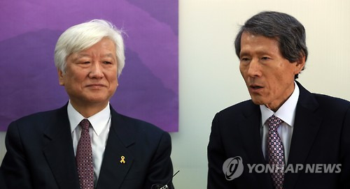 한상진 위원장, "이승만, 국부로 평가"     (서울=연합뉴스) 홍해인 기자 = 국민의당 한상진 창당준비위원장(오른쪽)이 14일 오전 무소속 안철수 의원과 함께 서울 종로구 연지동 한국기독교교회협의회(NCCK)를 찾아 NCCK 김영주 총무와 대화하고 있다.     한 위원장은 앞서 이날 서울 강북구 국립 4·19 민주묘지를 참배한 뒤 최근 이승만 전 대통령 묘역 참배에 대한 취재진의 질문을 받고  "어느 나라든 나라를 세운 분을 '국부'라고 평가한다. 우리도 그래야 한다고 생각한다"고 밝혔다.
