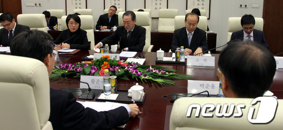 우리측 6자회담 수석대표인 황준국 외교부 한반도평화교섭본부장(왼쪽)이 지난 14일 중국 베이징의 중국 외교부 청사에서 중국 측 6자회담 수석대표인 우다웨이(武大偉) 외교부 한반도사무특별대표와 북한의 4차 핵실험 대응 방향을 협의하고 있다. (외교부 제공) 2016.1.15/뉴스1 © News1 조현아 인턴기자