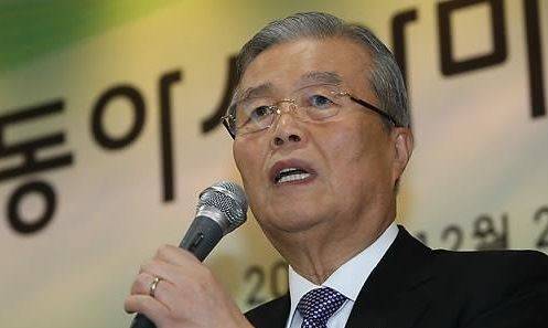 문재인 더불어민주당 대표가 14일 조기선대위원장으로 김종인(76) 건국대 석좌교수를 영입했다. 김 전 의원은 한때 박근혜 대통령의 경제민주화 교사로 잘 알려졌다. 한국일보 자료사진