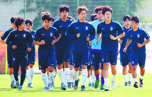 2016 아시아축구연맹(AFC) U-23 챔피언십에 출전한 올림픽 축구대표팀 선수들이 15일(한국시간) 카타르 도하 알 가라파 스타디움에서 회복 훈련을 하고 있다. 조별리그 1차전에서 우즈베키스탄을 2대 1로 꺾은 대표팀은 16일 예멘과 2차전을 갖는다. 연합뉴스