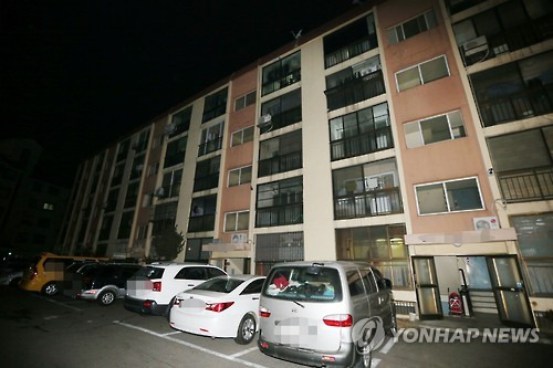아들 시신훼손 후 냉동보관 아버지 검거     (인천=연합뉴스) 윤태현 기자 = 인천에서 훼손된 초등학생의 시신이 냉동 상태로 발견됐다. 경기 부천 원미경찰서는 사체손괴 및 사체유기 등의 혐의로 아버지 A(34)씨를 15일 붙잡아 조사하고 있다. A씨는 2012년 아들 C(사망 당시 7세·초등1학년)군의 시신을 훼손해 냉동상태로 보관하다가 이날 인천에 있는 지인 집으로 옮겨 유기한 혐의를 받고 있다. 사진은 C군의 시신이 발견된 것으로 알려진 인천 지인의 집 모습. 2016.1.15     tomatoyoon@yna.co.kr