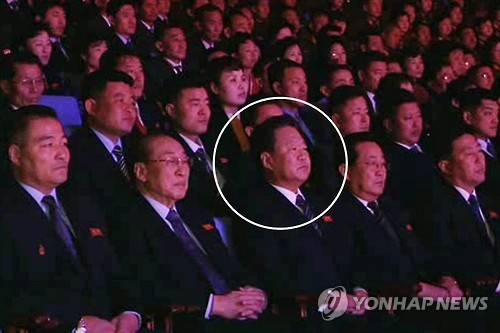 '돌아온' 최룡해 연일 공식활동…활동 모습도 공개    (서울=연합뉴스) 북한 조선중앙통신은 15일 "김일성사회주의청년동맹(청년동맹) 창립 70돌 청년중앙예술선전대공연 '언제나 곧바로 당을 따라 앞으로!'가 진행됐다"며 "최룡해 동지, 양형섭 동지와 청년동맹 일꾼들, 경축행사 대표들이 공연을 관람했다"고 보도했다. 최 당비서는 조선중앙통신이 이날 홈페이지에 게재한 공연 동영상에서 모습도 드러냈다. 지난해 11월 신변 이상설 이후 그의 실제 활동 모습이 매체를 통해 공개된 것은 이번이 처음이다. 사진은 의자에 앉아 공연을 지켜보는 최 당비서(흰색 원)의 모습.  2016.1.15     nkphoto@yna.co.kr