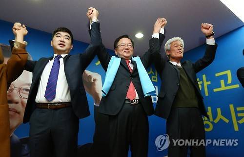 인사하는 김부겸 예비후보     (대구=연합뉴스) 김준범 기자 = 대구 수성갑에 출마하는 더불어민주당 김부겸 예비후보가 16일 오후 수성구 황금동 한 빌딩에서 선거사무소 개소식을 열고    지지자들과 인사하고 있다. 2016.1.16     psykims@yna.co.kr