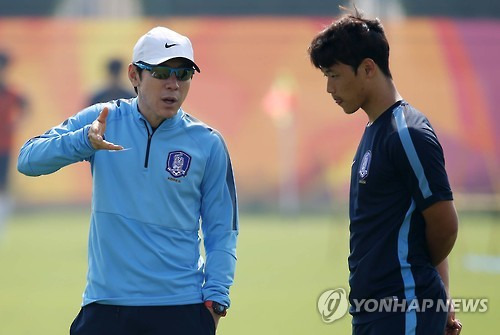 황희찬과 대화나누는 신태용 감독     (도하=연합뉴스) 윤동진 기자 = 신태용 올림픽 축구 대표팀 감독이 17일 오전(현지시간) 카타르 도하 알 가라파 스타디움 연습 경기장에서 열린 훈련에서 황희찬과 대화를 하고 있다. 2016.1.17     mon@yna.co.kr