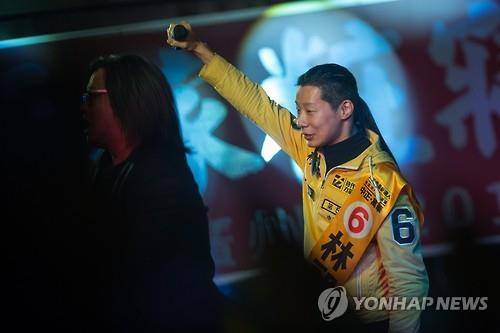 긴 머리를 뒤로 묶고 선거 유세에 나선 프레디 림(EPA=연합뉴스)