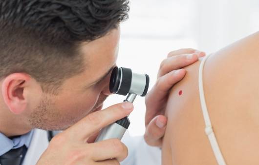 빨간 점을 검진하고 있는 의료진