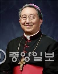 김희중 대주교는 군대에서 배운 도수체조를 수십 년째 하고 있다.