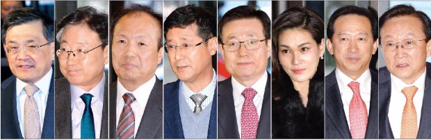 &lt; 신임 임원 만찬에 격려차 참석한 삼성 CEO들 &gt; 이재용 삼성전자 부회장이 18일 주최한 삼성그룹 신임 임원 만찬회에 참석하기 위해 그룹 사장단이 서울 장충동 신라호텔에 모였다. 왼쪽부터 권오현 삼성전자 부회장, 윤부근 삼성전자 소비가전(CE)부문 사장, 신종균 삼성전자 IT모바일(IM)부문 사장, 이윤태 삼성전기 사장, 김봉영 삼성물산 리조트부문 사장, 이서현 삼성물산 패션부문 사장, 윤용암 삼성증권 사장, 박대영 삼성중공업 사장. 김범준 기자 bjk07@hankyung.com